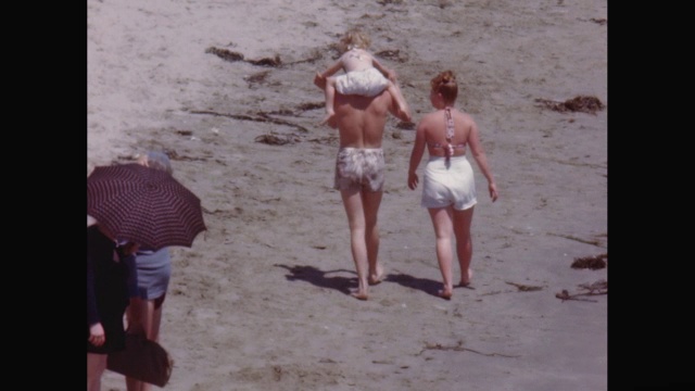 美国加州阿维拉海滩上散步的多发性硬化症患者视频素材