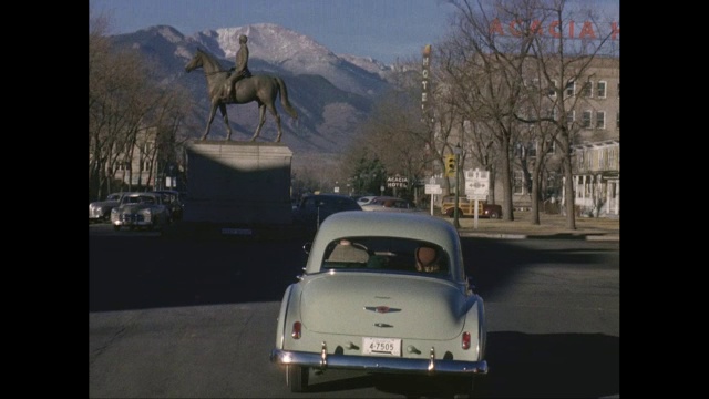 美国科罗拉多州科罗拉多斯普林斯市，路过威廉·杰克逊·帕尔默将军雕像的WS POV汽车视频素材
