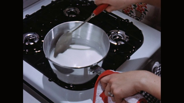 CU牛奶在煮锅中煮沸/美视频素材