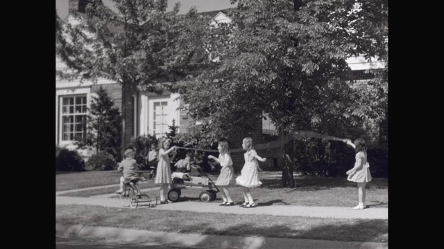 美国郊区街道上玩耍、跳绳、接球的孩子们视频下载