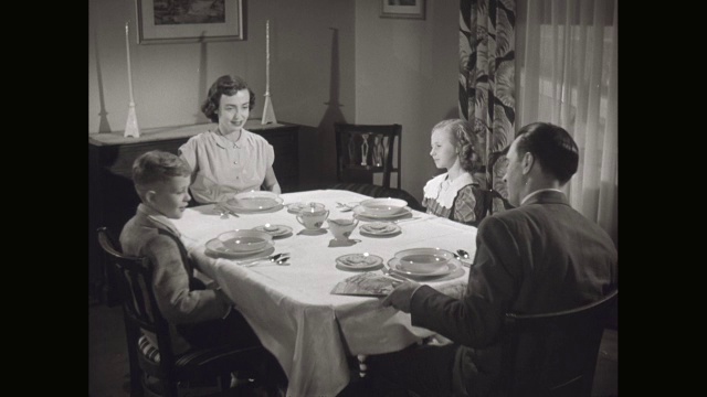 坐在餐桌前的MS家庭/美国视频素材