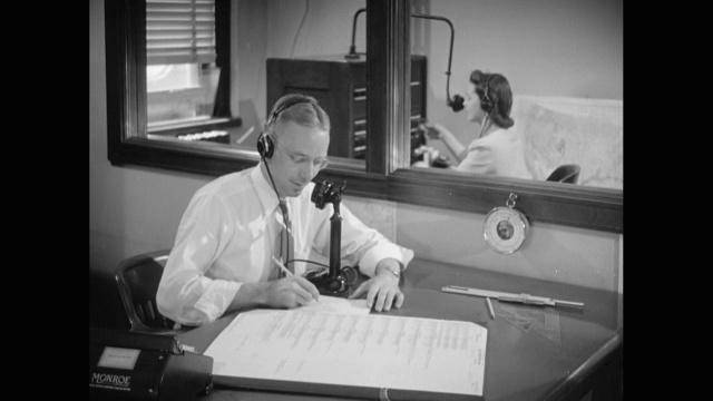 MS PAN电话接线员使用古色古香的总机，男子戴耳机和使用扬声器麦克风/美视频下载