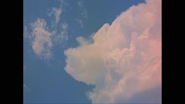 云在天空/美国移动的低角度图视频下载