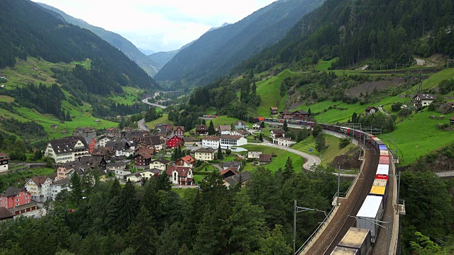 瑞士乌里州圣哥达线的罗伊斯谷的瓦森视频下载