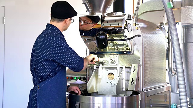 咖啡烘焙师在烘焙咖啡豆时检查咖啡豆视频素材