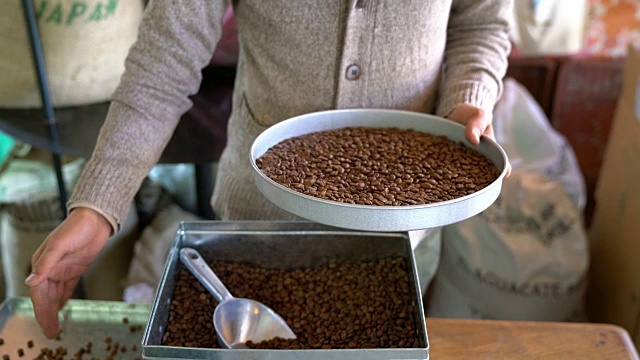 CU咖啡烘焙机通过咖啡豆进行分类视频素材