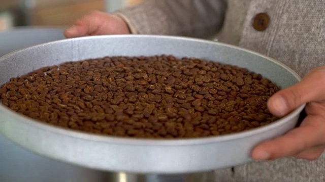 近距离观察一个咖啡豆烘焙机视频素材