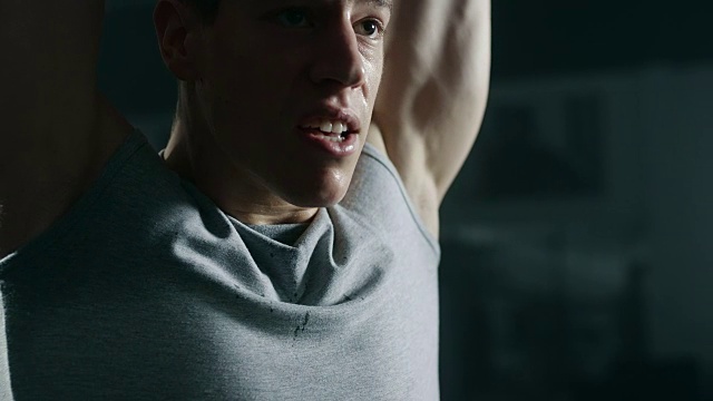 专注的男运动员在健身房用壶铃做运动视频素材