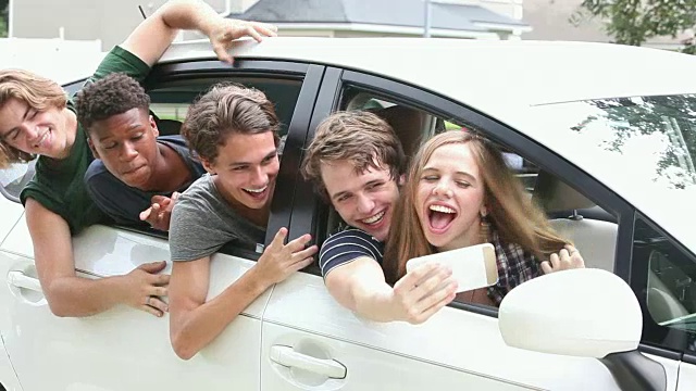 一个少女和四个男人在车里自拍聊天视频素材