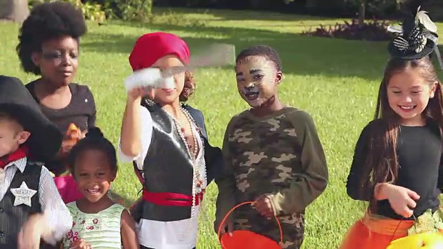 七个兴奋的多民族儿童在万圣节的服装视频素材