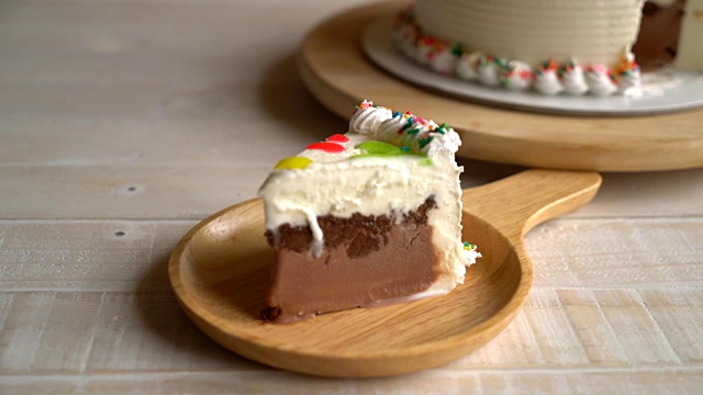 桌上有冰淇淋蛋糕，祝你生日快乐视频下载
