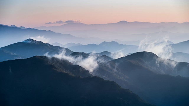 天望峰(赤旗三山第二高峰，以日出观测点而闻名)云海流动的日出图视频素材