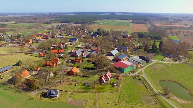德国小村庄和农地鸟瞰图/下萨克森州的Splietau Luechow视频素材