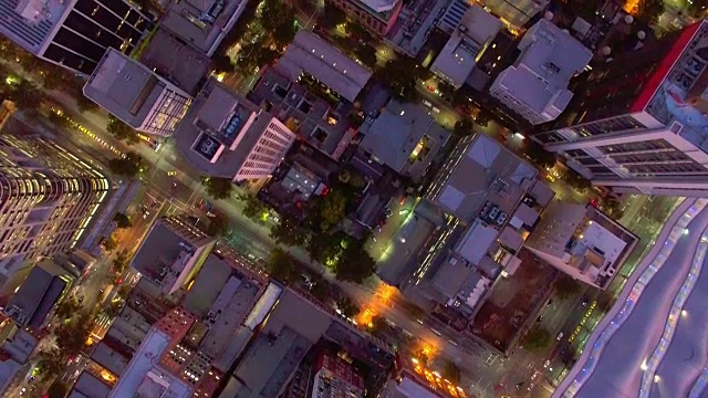 黄昏时分鸟瞰墨尔本中央商务区。视频素材