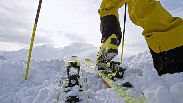 野外滑雪者踩上滑雪板，开始滑雪视频素材