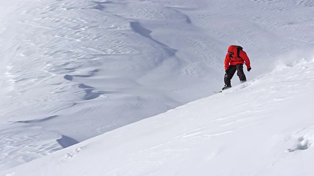SLO MO野外滑雪板在阳光下滑下斜坡视频素材