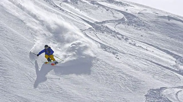 SLO MO野外滑雪者在阳光下下山视频素材
