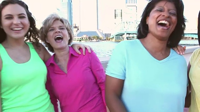 母亲和女儿一起在城市海滨视频素材