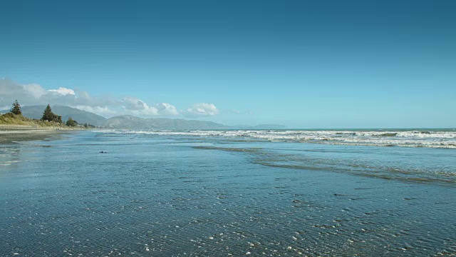 海浪拍打着卡皮提海岸海滩视频下载