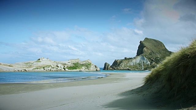 被灯塔俯视的隐蔽海湾-城堡岬，新西兰视频下载