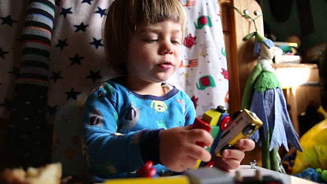 可爱的金发男孩玩火车玩具视频素材