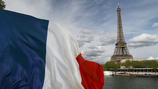 法国国旗在埃菲尔铁塔前飘扬，巴黎-真实画面，不是CGI(法国)视频下载