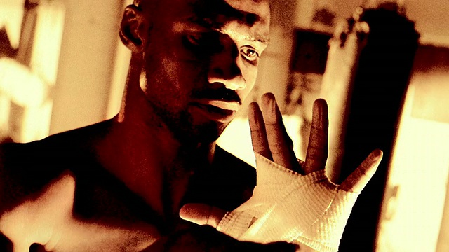 慢动作中镜头黑人拳击手在健身房用带子绑住他的手视频素材