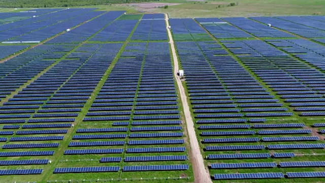 侧盘横跨巨大的太阳能电池板发电厂提供清洁的可再生能源视频素材