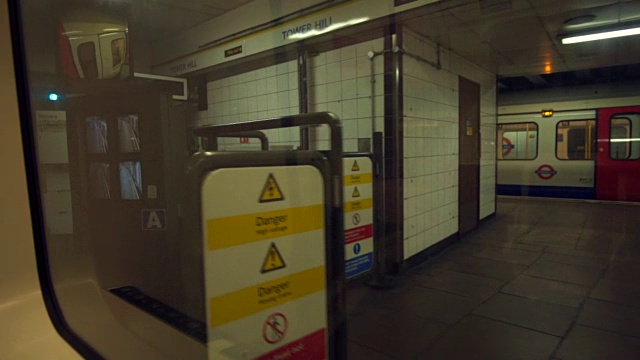 慢镜头:伦敦地铁里的人们视频下载