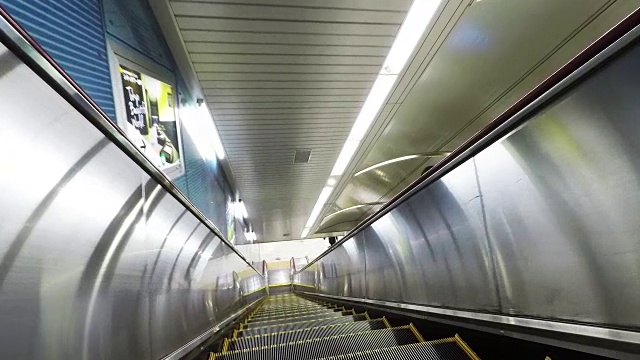 地铁车站的自动扶梯视频下载