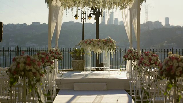 婚礼过道上用鲜花装饰视频素材