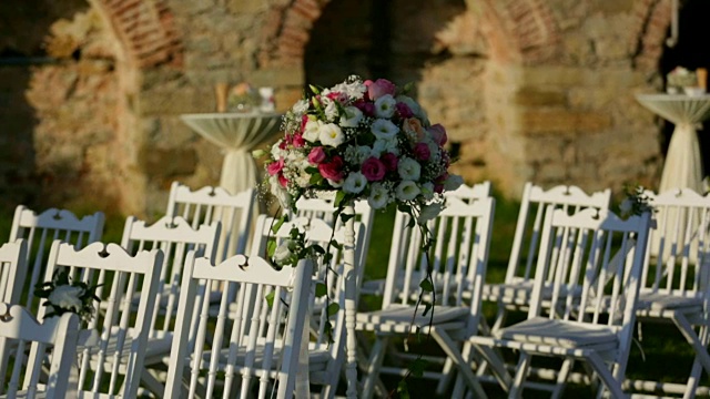 婚礼椅上装饰着鲜花视频素材