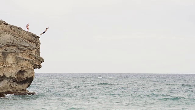 爱冒险的青少年从悬崖上跳入海洋视频下载