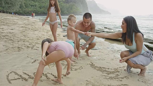 太平洋岛民一家人在沙滩上玩耍视频下载