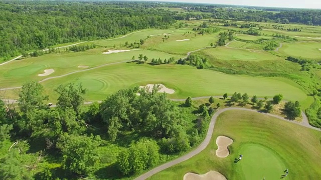 4K空中加拿大:灰色筒仓高尔夫球场视频素材