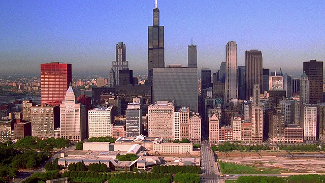 从空中俯瞰湖边大道，芝加哥天际线和湖点塔/伊利诺斯州视频下载