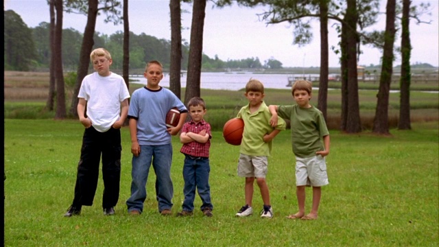 五个小男孩站在一排看上去很强壮。视频素材