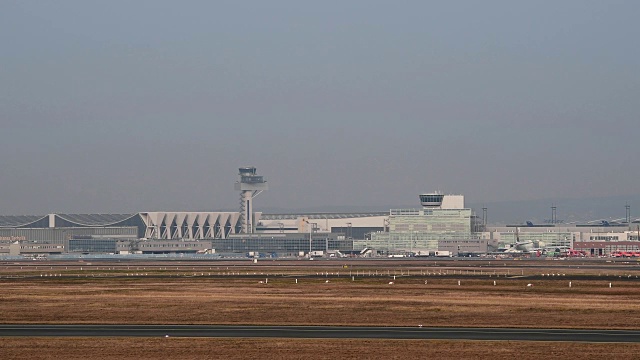 法兰克福机场，有飞机降落，法兰克福am Main, Hesse，德国视频素材