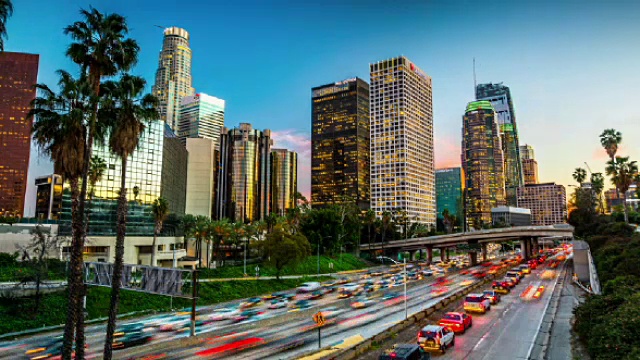 时间流逝:加州洛杉矶市中心的交通状况视频素材