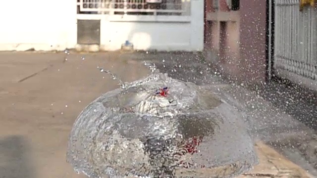 飞镖刺穿红色水球的慢动作视频素材