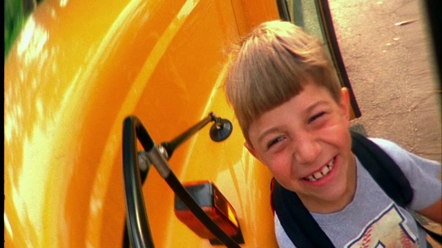 一个男孩的笑脸映照在校车的镜子里。视频素材