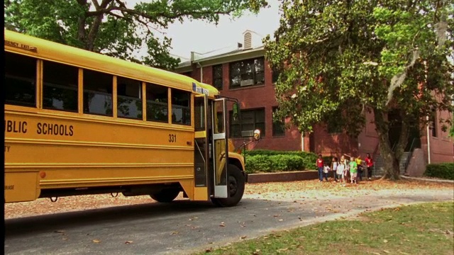 孩子们登上一辆校车。视频购买