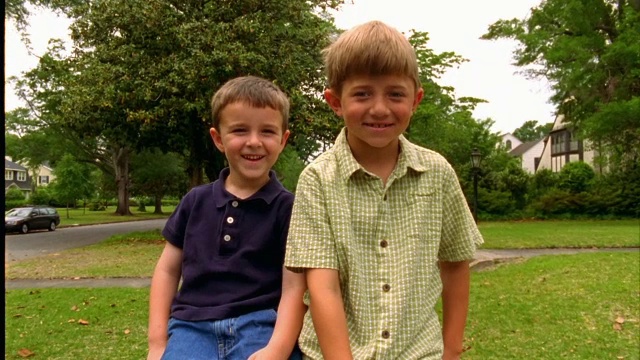 两个小男孩对着照相机微笑。视频素材