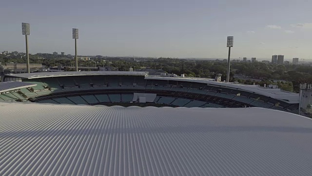 从空中飞过悉尼板球场和悉尼足球场。澳大利亚悉尼摩尔公园视频素材
