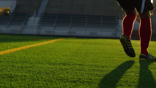 球场足球的特写镜头;足球运动员把球踢出框外视频素材