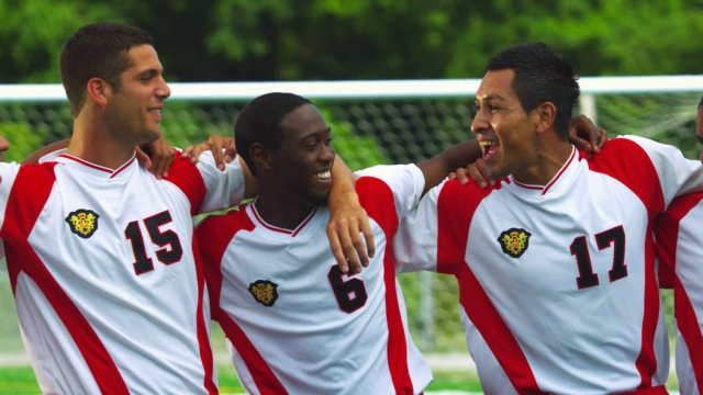足球运动员们互相搂着肩膀一起笑。视频素材