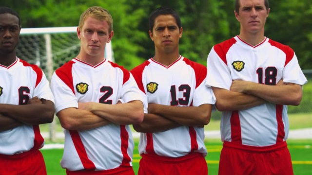 一群足球运动员交叉双臂站在一起。视频素材