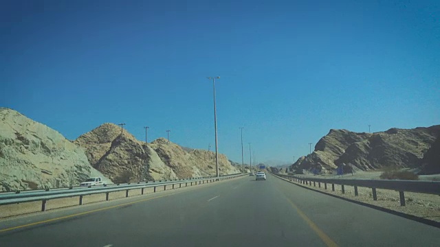 在阿曼的沙漠道路上行驶的汽车视频下载
