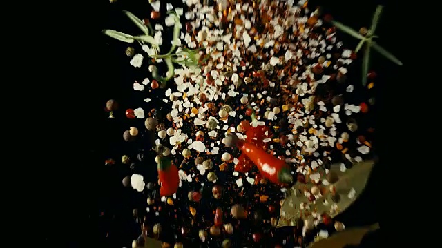 用辣椒和胡椒粒混合食物爆炸视频素材