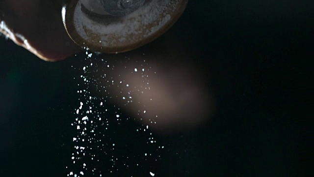 盐从盐磨床上掉下来的慢动作镜头。视频素材
